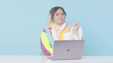 Chaqueta multicolor con piel usada por Karol G en Karol G Watches Fan Covers en YouTube para Glamour