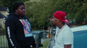 La gorra roja New Era de los San Francisco 49Ers usada por Moneybagg Yo en su video musical Cold Shoulder