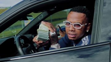 The sweater Dior Oblique in navy blue worn by Moneybagg Yo in her video clip Cold Shoulder