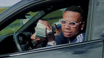 Le pull Dior Oblique en bleu marine porté par Moneybagg Yo dans son clip Cold Shoulder