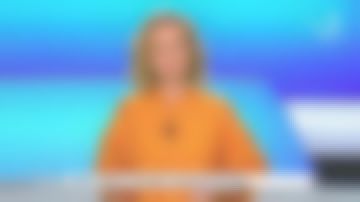 La camisa jacquard de lunares, mangas hinchadas de 3/4, botones de perlas de Caroline Roux en C dans l'air el 09.06.2020