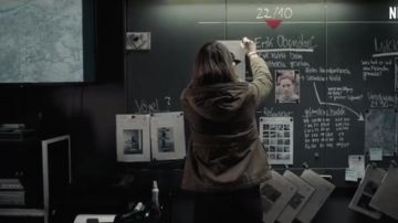La chaqueta verde que lleva Charlotte Doppler (Karoline Eichhorn) en Dark (Temporada 1)