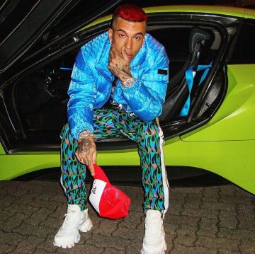 The down jacket Dior jacquard blue Sfera Ebbasta on his account Instagram @sferaebbasta