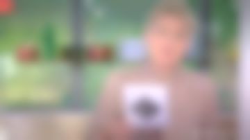 La tapa victoriana de cuello en V impresa en viscosa y seda mixta por Anne-Élisabeth Lemoine en C à Vous el 09.06.2020