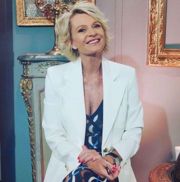 Le blazer à design ajusté avec revers crantés et boutons bijoux de Sophie Davant sur son compte Instagram @sophie_davant