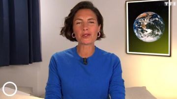 Le pull bleu denim col rond maille perlée Coton et cachemire de Alessandra Sublet dans C'est Canteloup le 09.06.2020