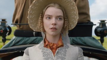 Pendientes de ámbar usados por Emma Woodhouse (Anya Taylor-Joy) en Emma.
