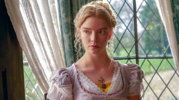 Collar de cruz de topacio usado por Emma Woodhouse (Anya Taylor-Joy) en Emma.