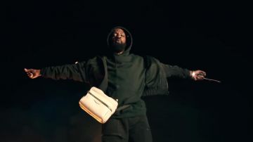 El bolso Louis Vuitton Outdoor Bumbag Monogram Antarctica Taiga en blanco que lleva DA Uzi en su clip Crois-moi feat. Ninho