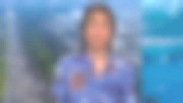 La camisa de cuello victoriano impresa tropical en algodón orgánico azul por Émilie Tran Nguyen en 12/13 Journal de France 3 el 10.06.2020