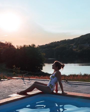 The swimsuit lemon polka dot worn by Mary on her account Instagram @healthylifemary