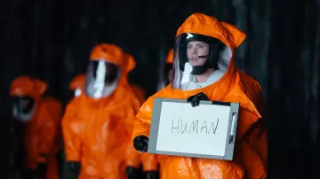 Orange jumpsuit worn by Louise Banks (Amy Adams) as seen in Arrival