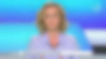 La clásica camisa de cuello de Caroline Roux con bolsillos azul cielo en C dans l'air el 10 de junio de 2020