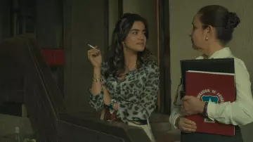 La blusa con cuello en V y estampado de leopardo de Nené (Paulina Gaitán) en El Presidente (Temporada 1)