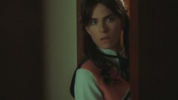 Vestido de camisa blanca de Rosario (Karla Souza) con cordones negros en El Presidente (Temporada 1)