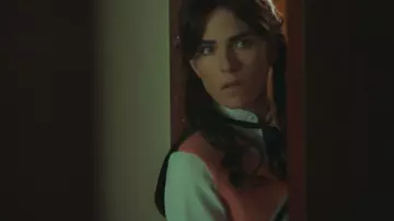 La robe chemise blanche à lacet noir col de Rosario (Karla Souza) dans El Presidente (Saison 1)