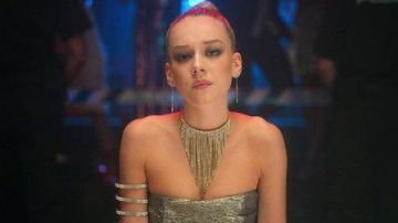 Zara Gem Choker Necklace worn by Carla (Ester Expósito) as seen in Elite (S03E07)