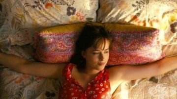 Juego de cama usado por Alice (Dakota Johnson) como se ve en How to Be Single