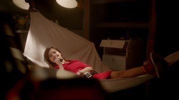 Rouge Baskets portées par Clara (Jenna Coleman) dans Doctor Who (S07E01)