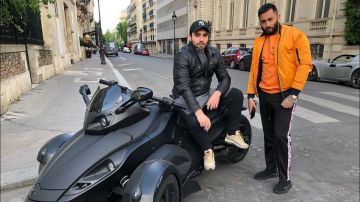 Le bomber orange Zara porté par Taylor Chiche dans la vidéo Le jouet de Batman !