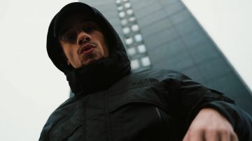 La parka noire The North Face portée par Mister V dans son clip MIAMI HEAT