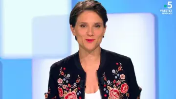 The bombers cut right short, thin and light material, embroidered flowers of Melanie Taravant in C to tell the 11.06.2020