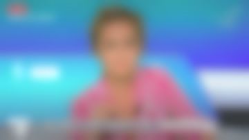 Vestido midi de cuello de traje a rayas de Caroline Roux en C dans l'air el 11.06.2020