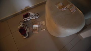 Las zapatillas Versace Leopard Print de Moha La Squale en su clip Chez Babou