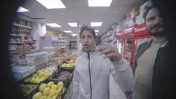 La sudadera con capucha Lacoste con cremallera que lleva Moha La Squale en su clip Chez Babou