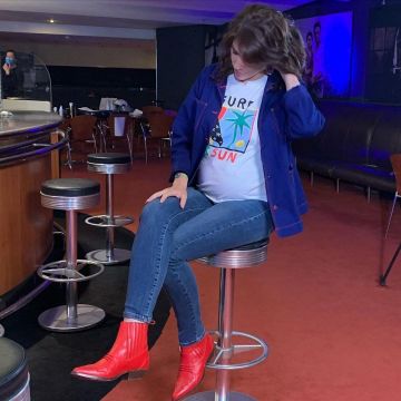 La camiseta de surf de Laurie Cholewa en su cuenta de Instagram @lauriecholewa