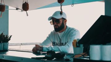 El suéter Balmain usado por Niro en su video musical de Lomachenko