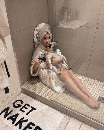 Le tapis de bain "GET NAKED" d'Enjoy Phoenix sur son compte Instagram @enjoyphoenix