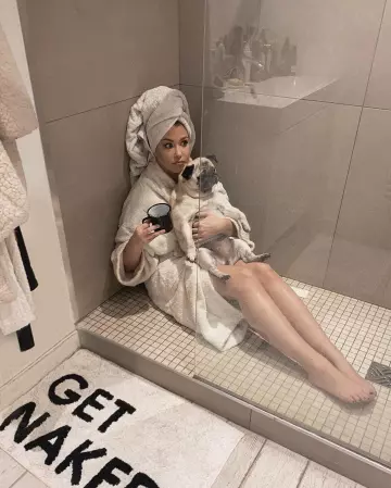 The bath mat "GET NAKED" to Enjoy Phoenix on his account Instagram @enjoyphoenix