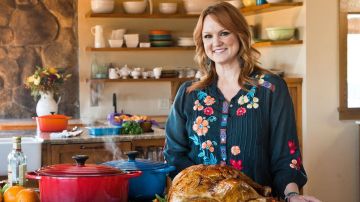 Noir motif floral blouse porté par Ree Drummond dans Le Pionnier de la Femme