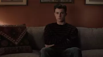 Le pull rayé porté par Clay Jensen (Dylan Minnette) dans 13 Reasons Why (Season 4 Épisode 5)