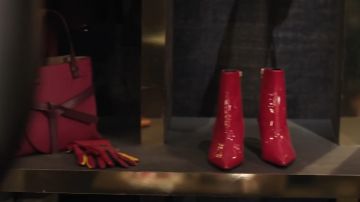 Loewe sac en rouge comme on le voit dans Charlie's Angels