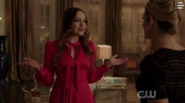 Vestido rojo usado por Fallon Carrington (Elizabeth Gillies) en Dinastía (S03E09)