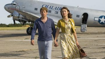 Le boléro jaune court de Alice (Olga Kurylenko) dans Romance (Saison 1)