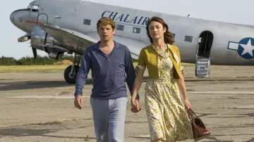 The bolero yellow short of Alice (Olga Kurylenko) in Romance (Season 1)