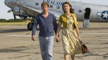 La robe vintage longue blanche et motifs jaune de Alice (Olga Kurylenko) dans Romance (Saison 1)