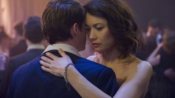 Le bracelet strass argent de Alice (Olga Kurylenko) dans Romance (Saison 1)