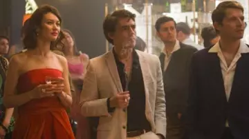 The strapless dress red Alice (Olga Kurylenko) in Romance (Season 1)