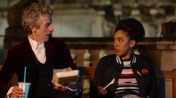 Pull rayé porté par le projet de Loi (Pearl Mackie) dans Doctor Who (S10E11)