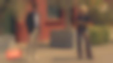 Le pantalon évasé à motif fleuri porté par Sophie Davant dans Affaire conclue