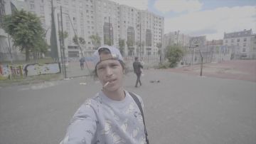 El suéter Lacoste de Moha La Squale en su clip Chez Babou