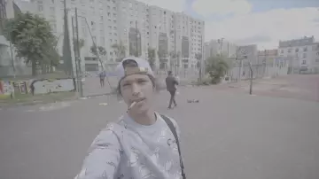 El suéter Lacoste de Moha La Squale en su clip Chez Babou