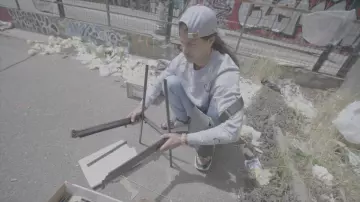 La gorra azul de Lacoste de Moha La Squale en su clip Chez Babou