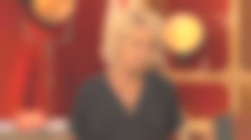 Le collier avec chaîne en or et perle blanche porté par Sophie Davant dans Affaire conclue