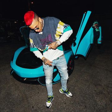 The varsity jacket Off-White Sfera Ebbasta on the account Instagram of @sferaebbasta
