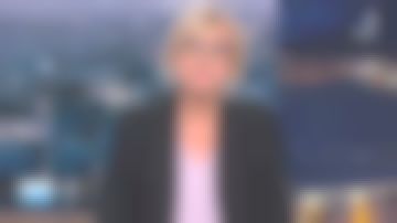 The blue sweater lilac V-neck collar and short sleeves of Catherine Matausch in 19/20 the 12.06.2020